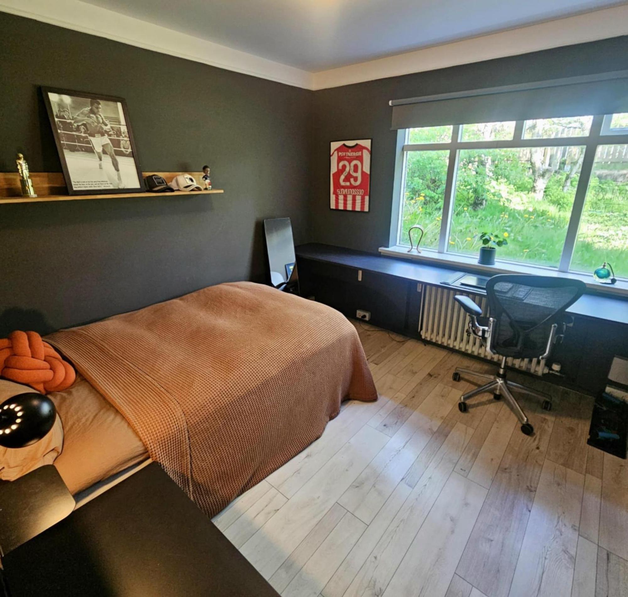 Apartment Centrally Located 2 Bedroom And Parking *