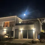 ICELAND SJF Villa, Hot tub&Outdoor Sauna Amazing Mountains&City View Over Reykjavík