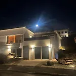 ICELAND SJF Villa, Hot tub&Outdoor Sauna Amazing Mountains&City View Over Reykjavík