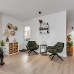 Stylish 3Br Apartment