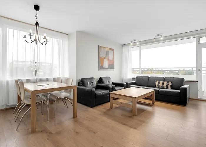 Lovely 3-Bedroom Apartment - Great Location