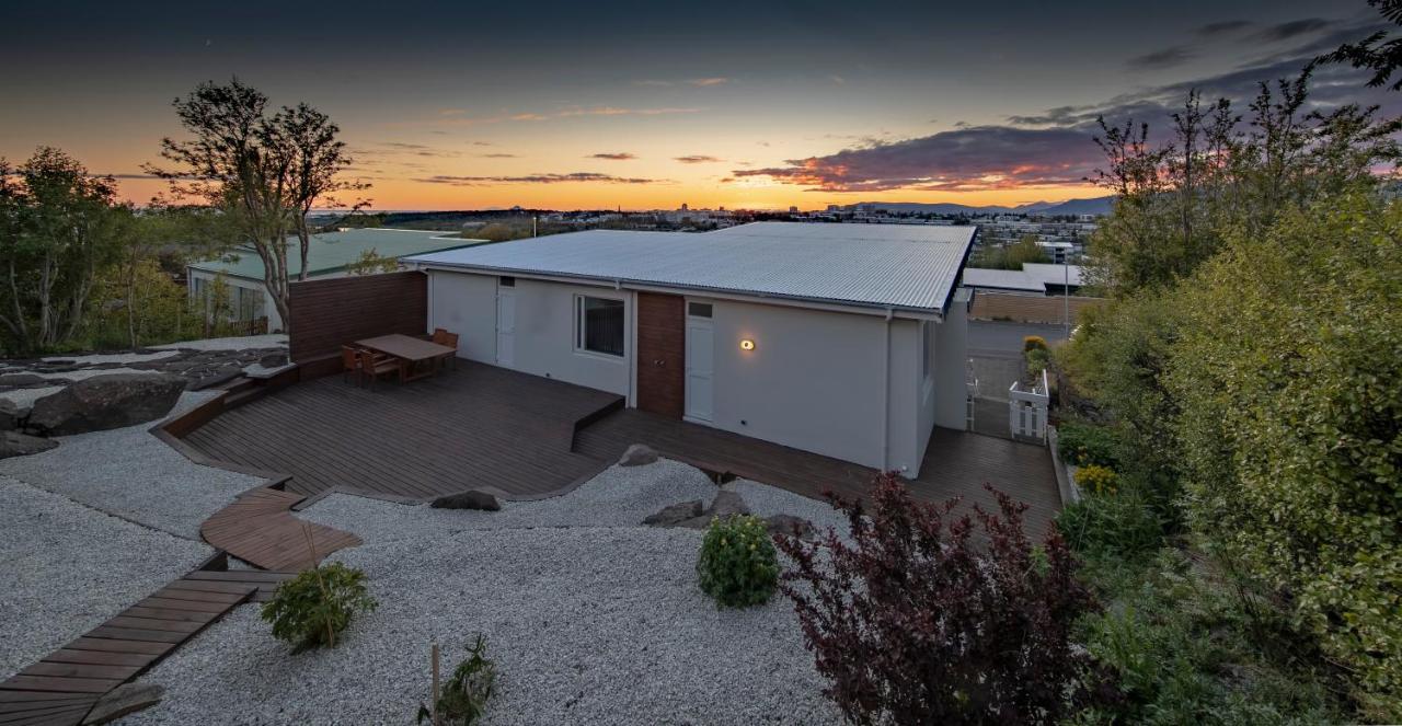 Iceland Sjf Villa, Hot Tub & Outdoor Sauna Amazing Mountains And View Over Pousada Reiquiavique