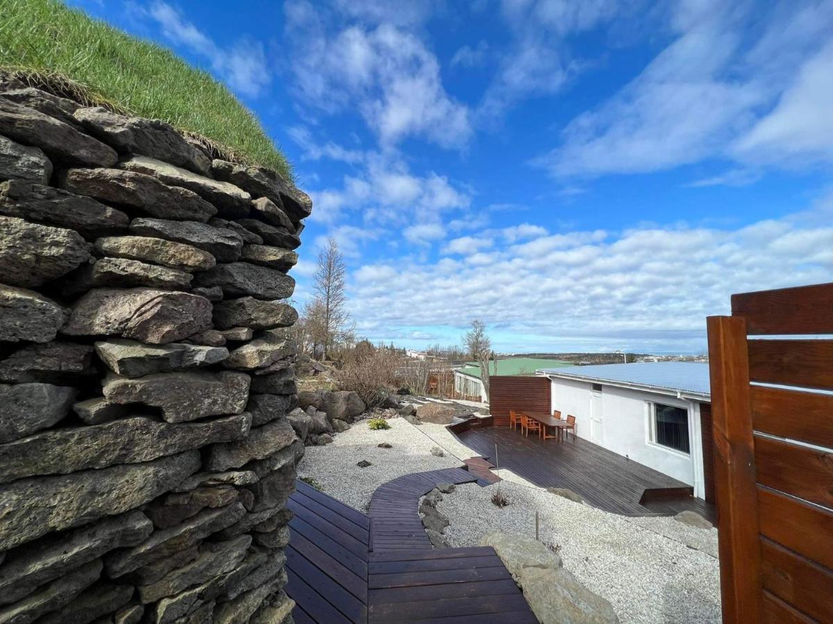 Iceland Sjf Villa, Hot Tub & Outdoor Sauna Amazing Mountains And View Over Pousada Reiquiavique