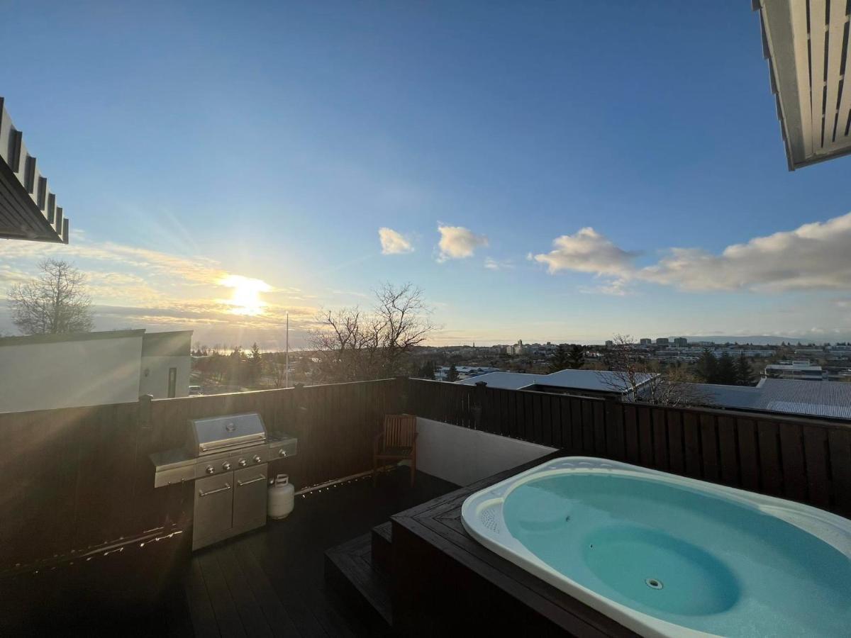 Iceland Sjf Villa, Hot Tub & Outdoor Sauna Amazing Mountains And View Over * Reiquiavique