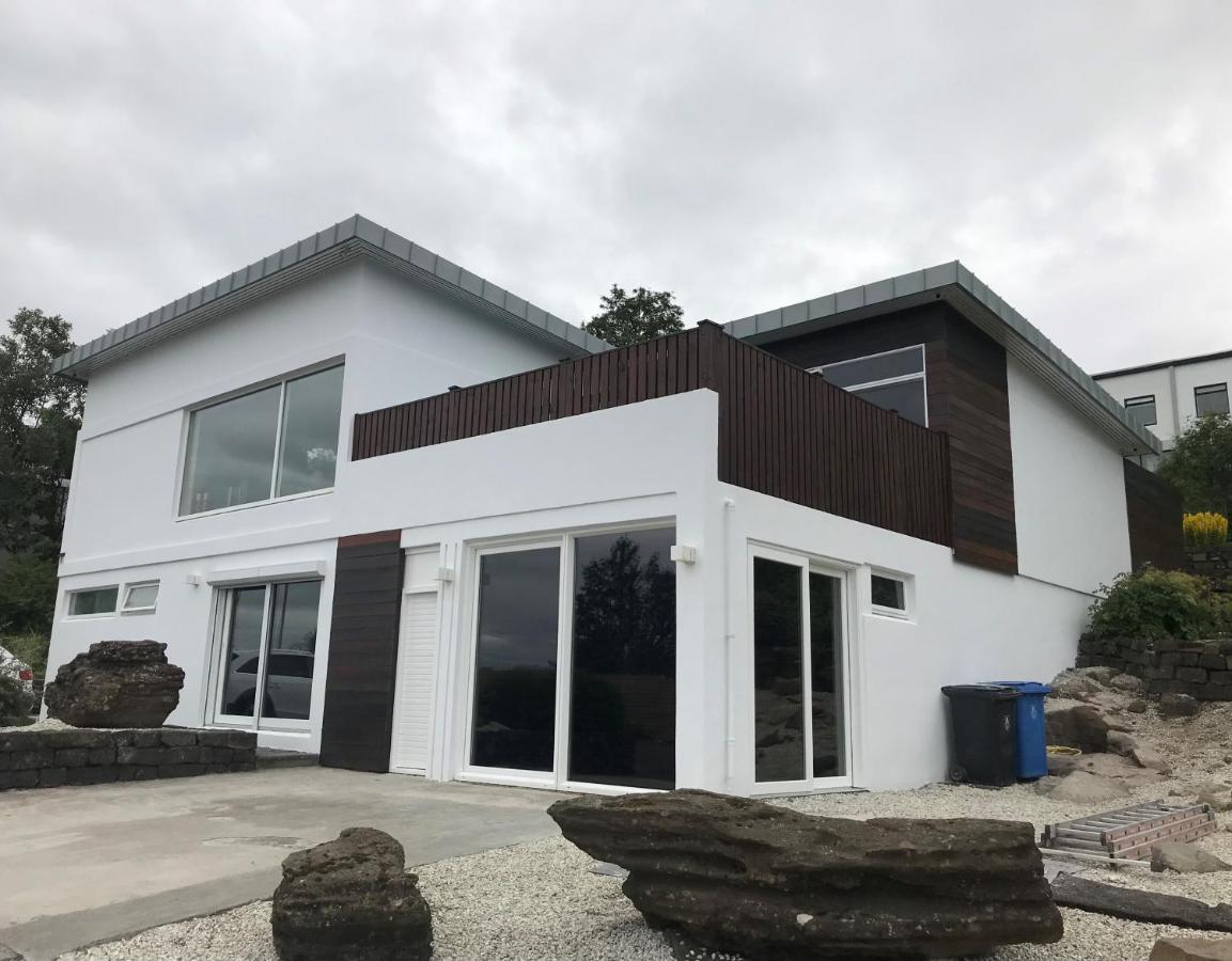 Iceland Sjf Villa, Hot Tub & Outdoor Sauna Amazing Mountains And View Over Pousada Reiquiavique