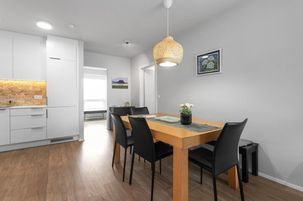 Apartment Modern 2br Flat W/ Balcony