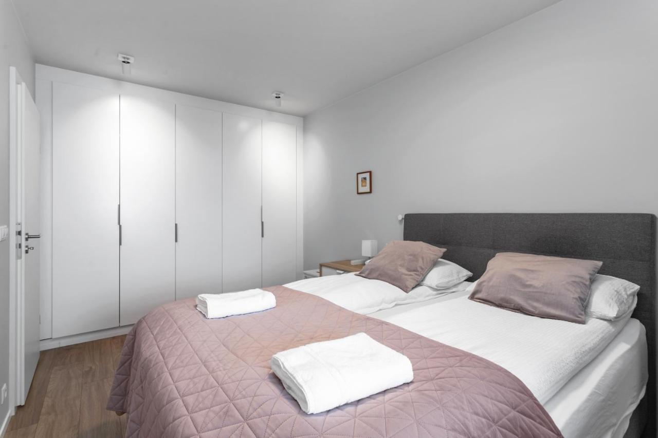 Apartment Modern 2br Flat W/ Balcony *