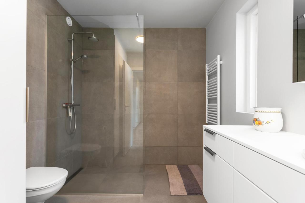 Modern 2br Flat W/ Balcony Apartment *