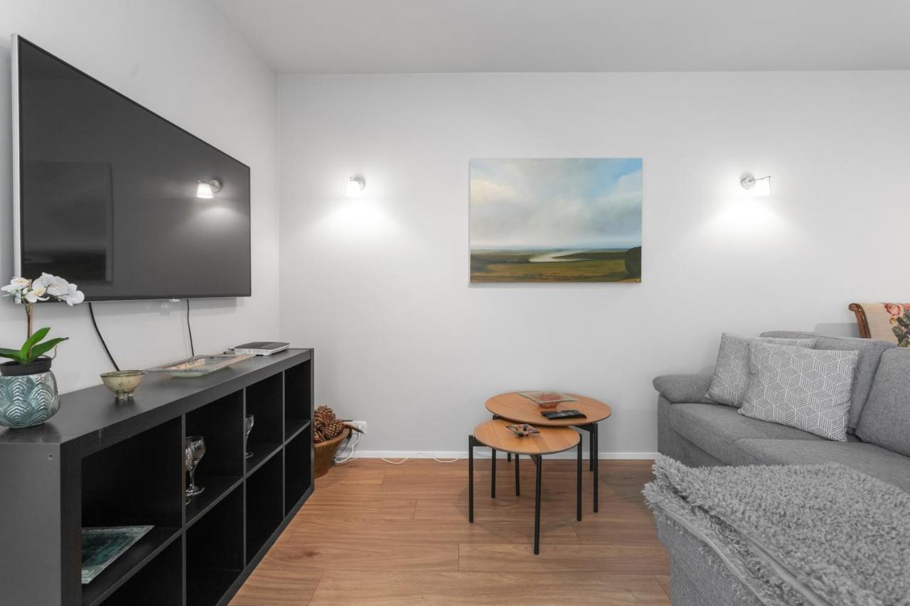 Modern 2br Flat W/ Balcony Apartment *