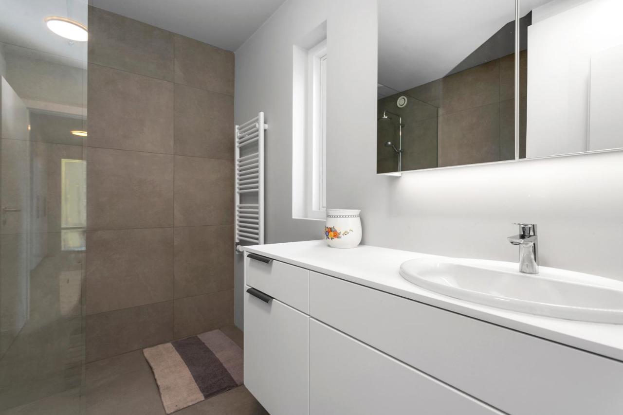 Apartment Modern 2br Flat W/ Balcony *
