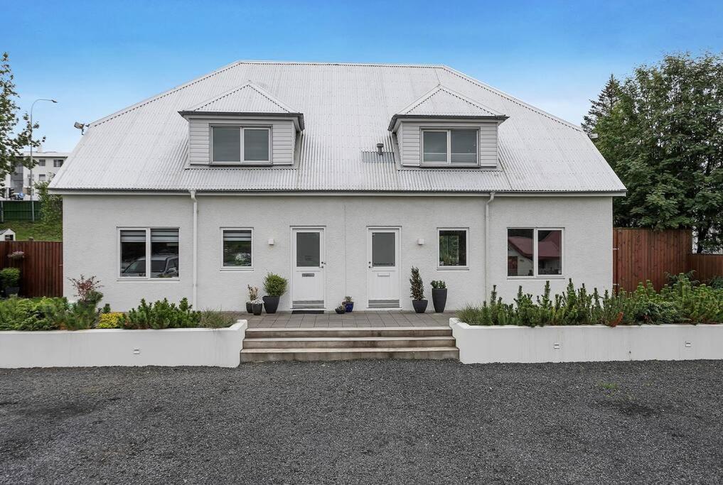 Entire House In A Quite Area *