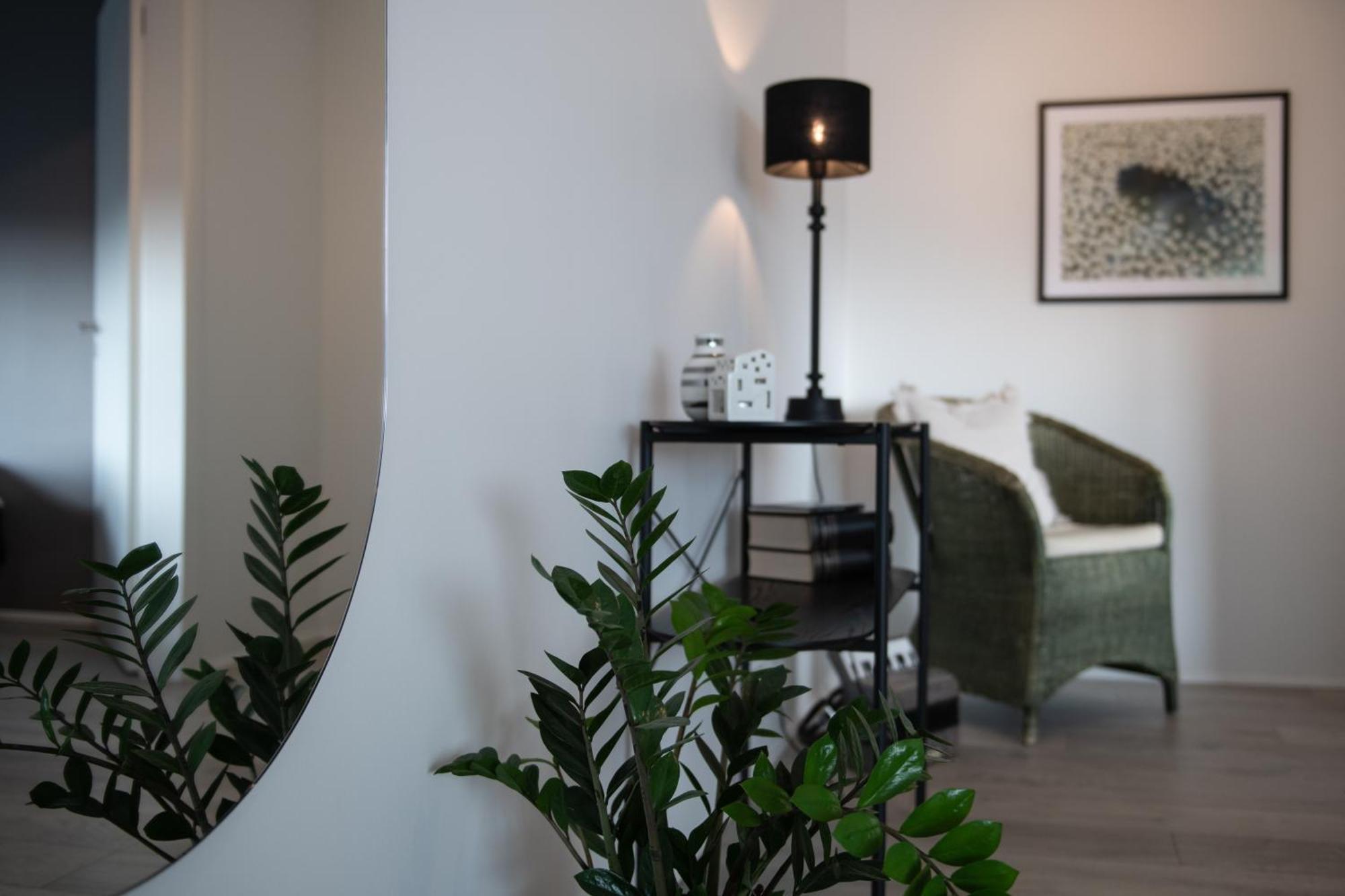 Apartamento Lovely Modern 1-bedroom Apartment, Free Parking *