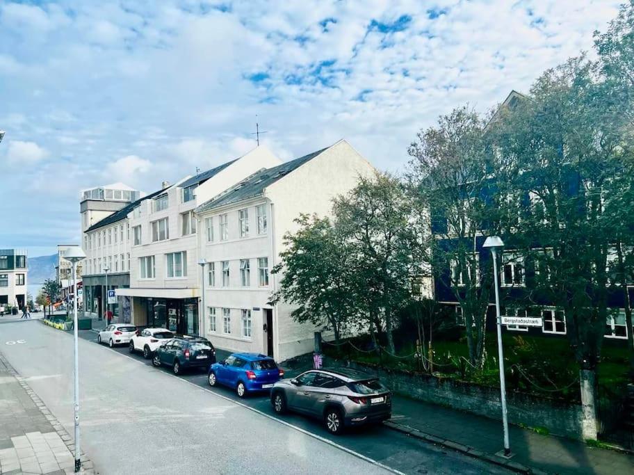 A Few Steps From Rainbow Street Apartment *