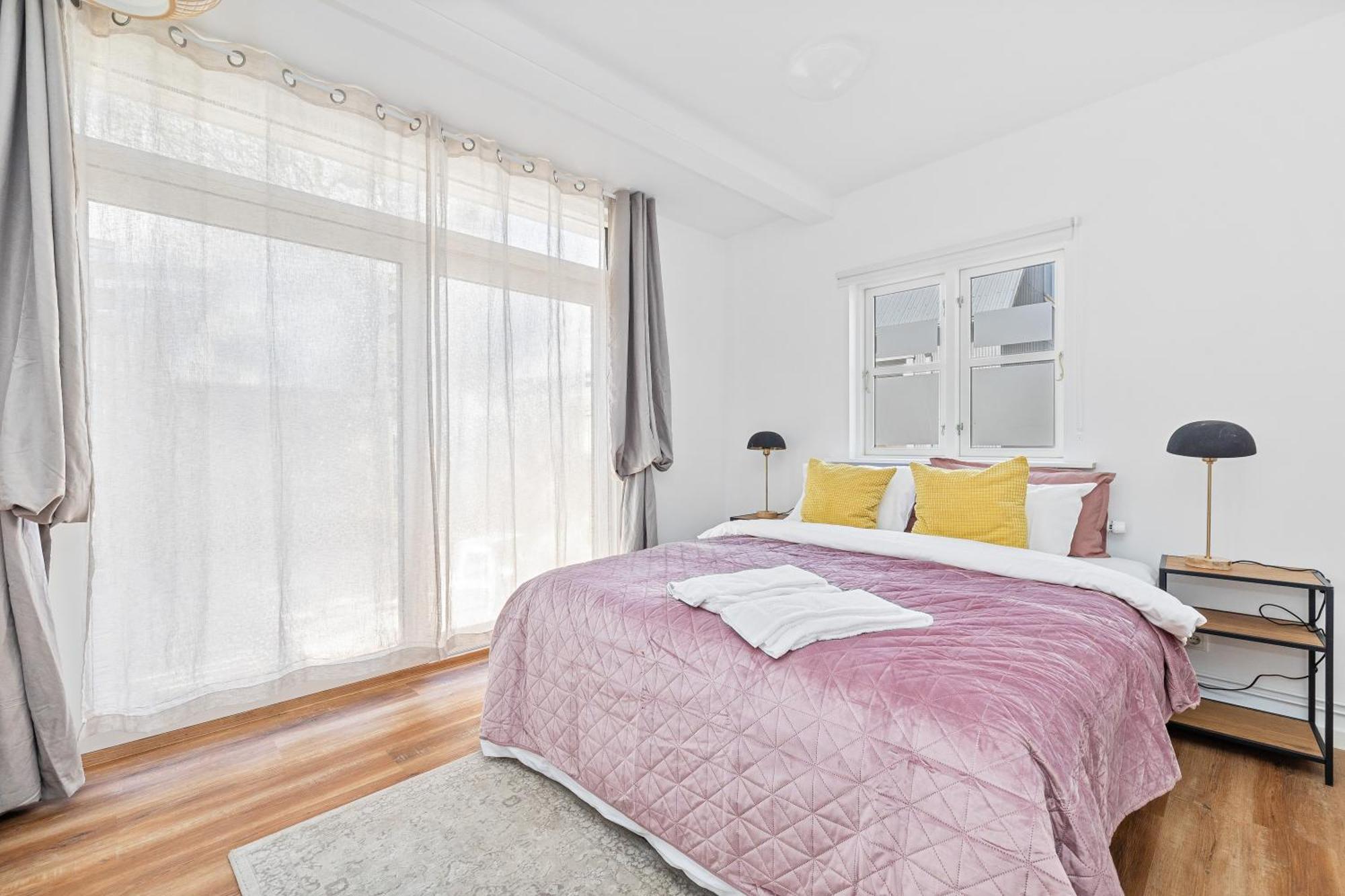 Huge - Location - Large Patio Apartment *