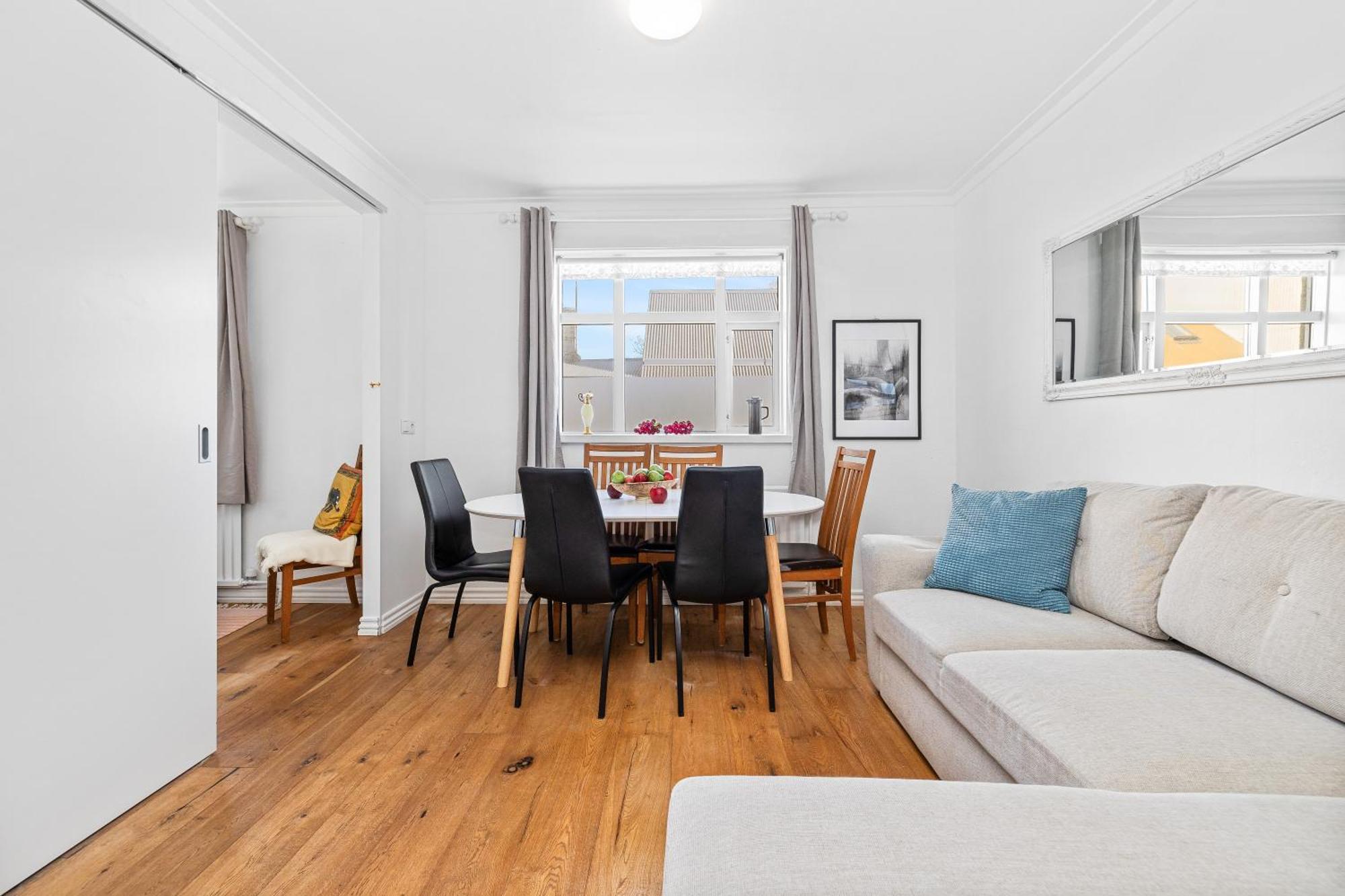 Huge - Location - Large Patio Apartment