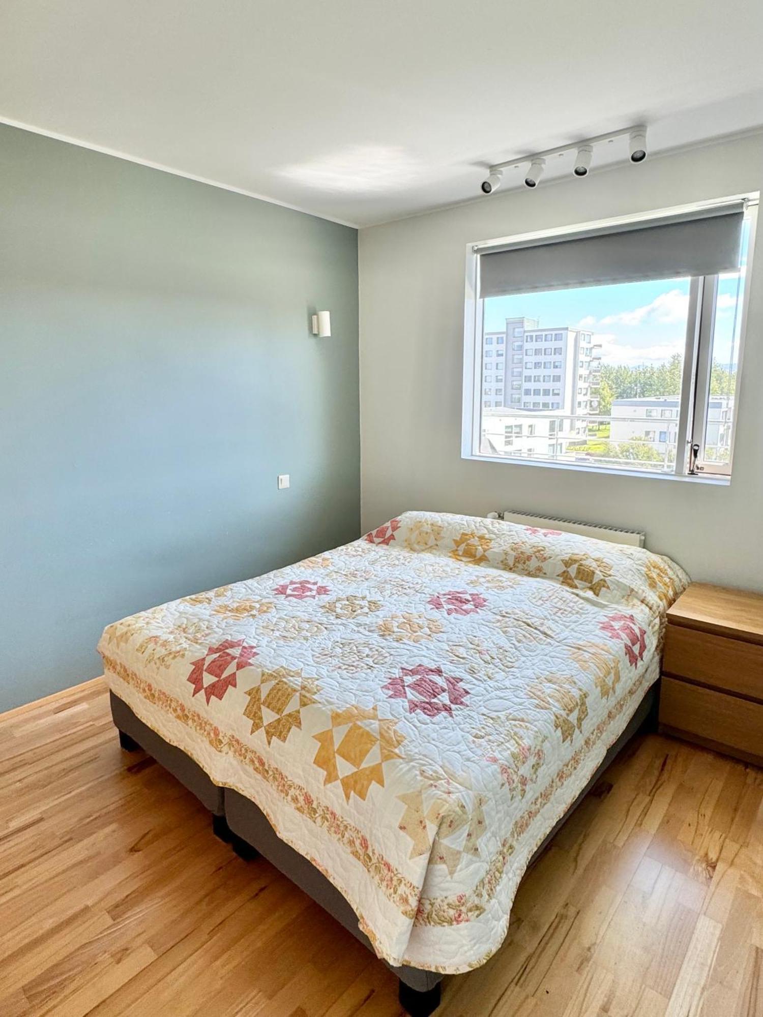 Cozy 1 Bedroom With A Balcony *