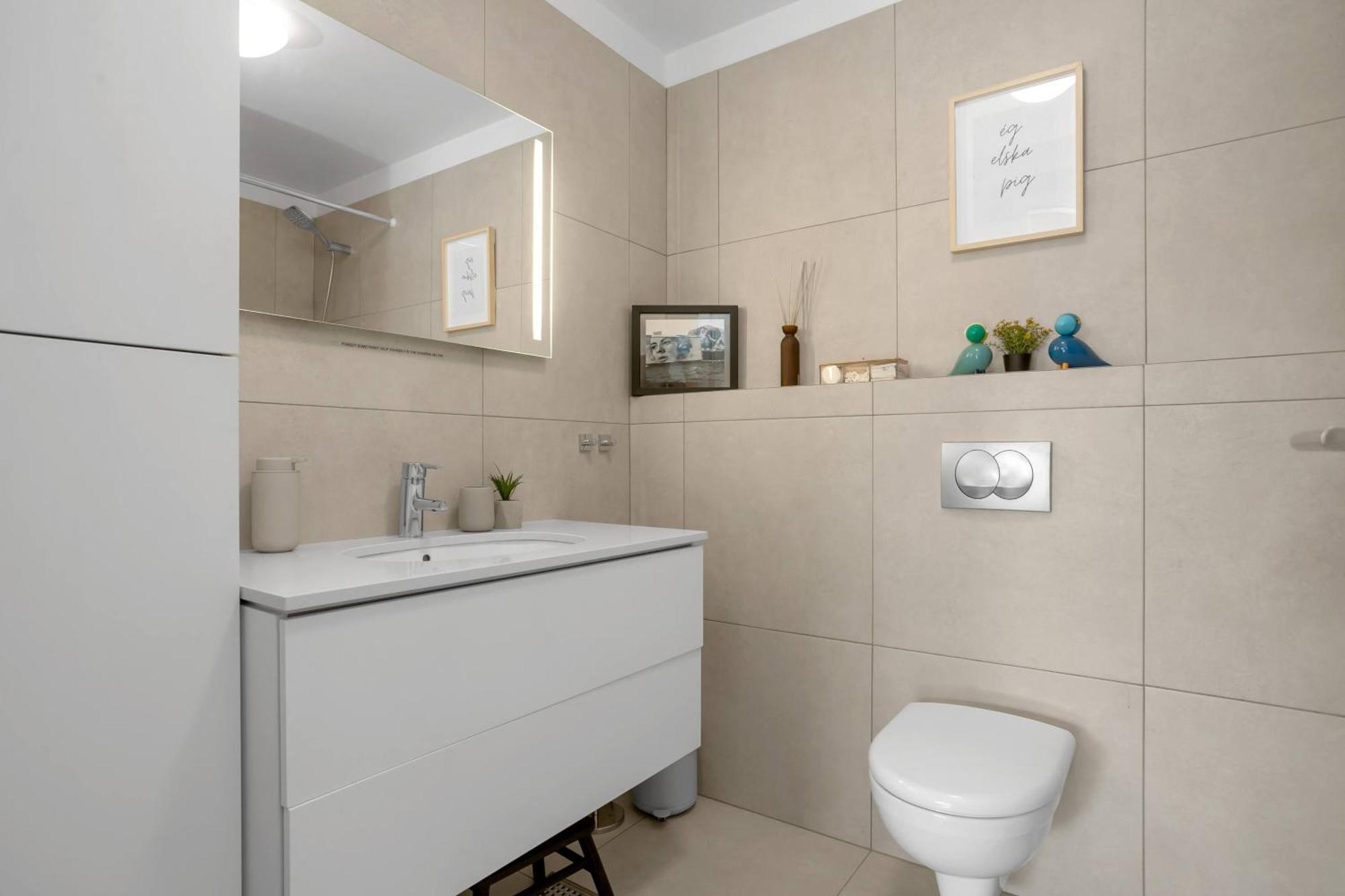 Stylish & Modern 2br Downtown Apartment *