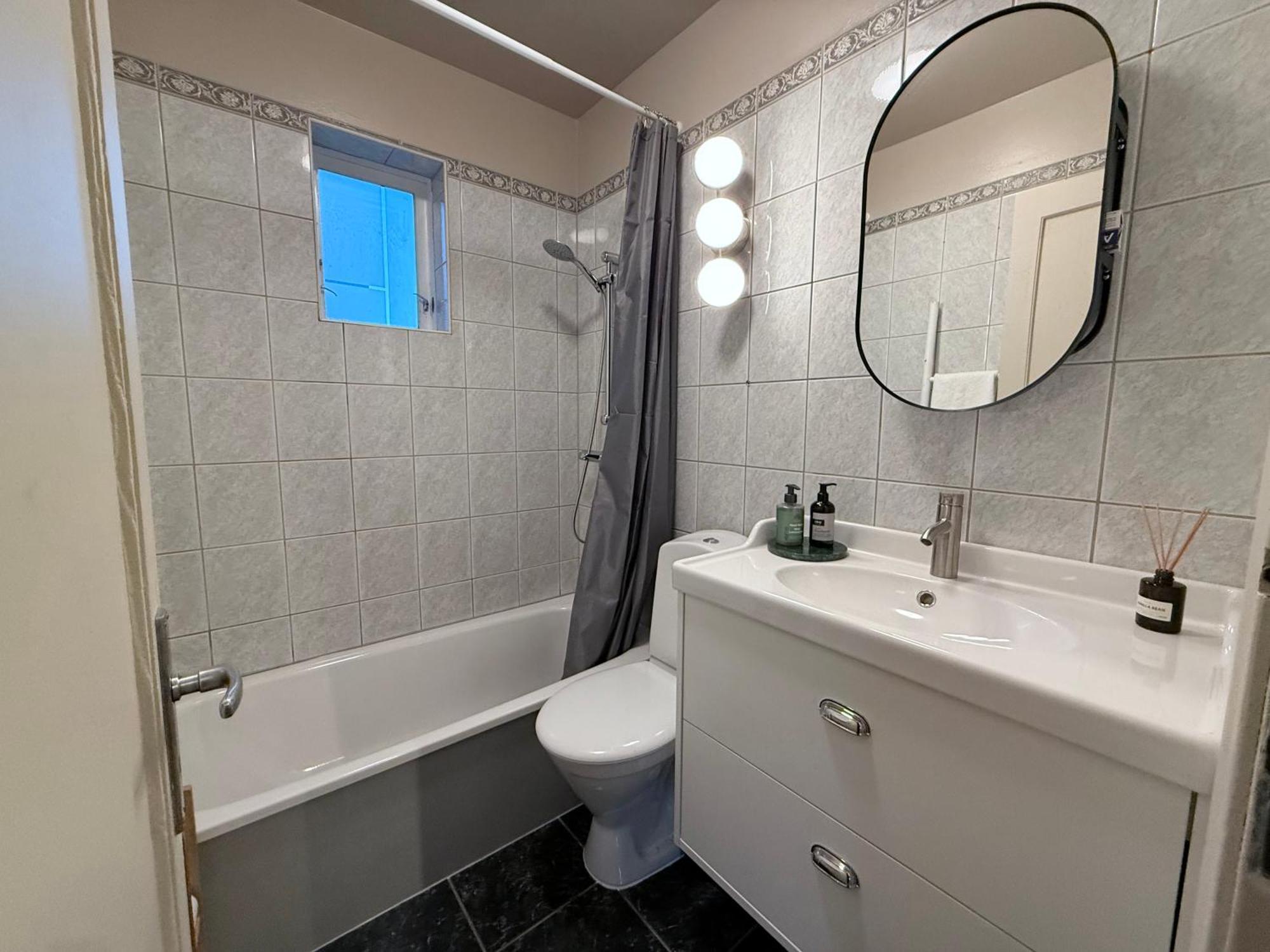 Cozy , Sleeps 4, 10 Min To Downtown, Family-friendly Apartment