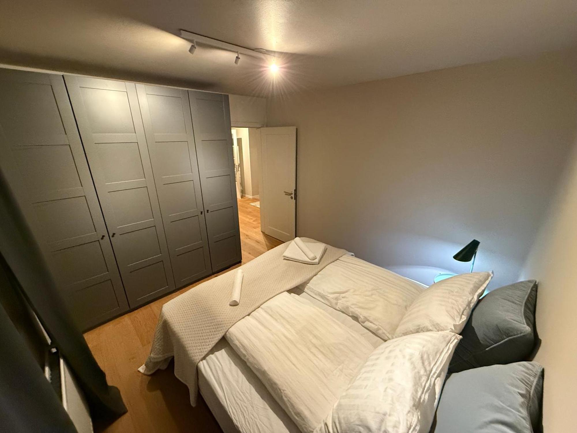 Cozy , Sleeps 4, 10 Min To Downtown, Family-friendly Apartment *