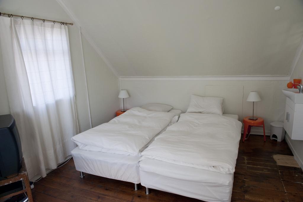Bed & Breakfast Bed And Books
