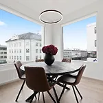 Stylish & Comfy City Center Oasis