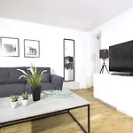 Klapparstigur 13