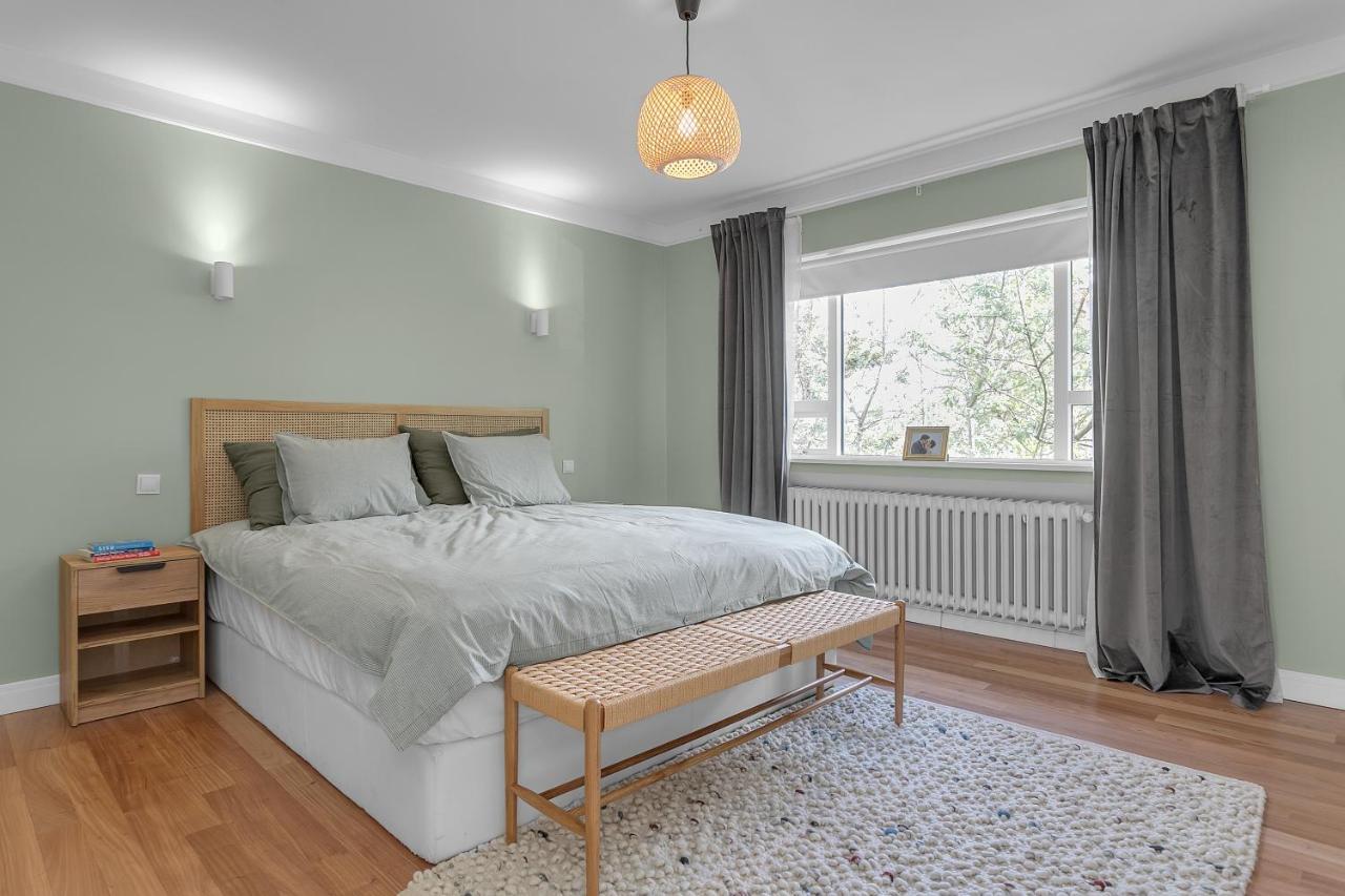 Spacious 4 Bedroom Apt - Ideal Location * Reiquiavique