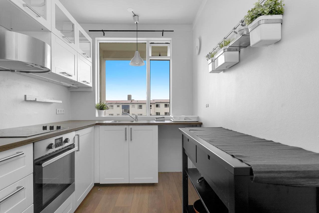 Bright 1br With A View Apartment
