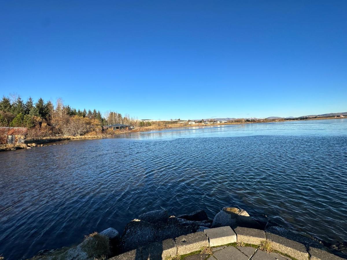 Villa By The Lake Ellithavatn - Birta *