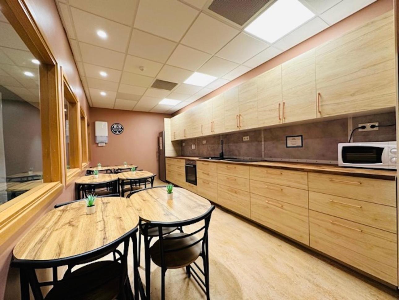 Bus - Terminal Hostal *