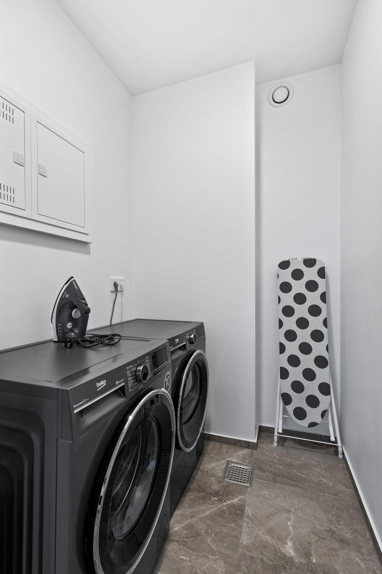 Apartment New Near Smaralind Mall With Private Parking Reykjavik