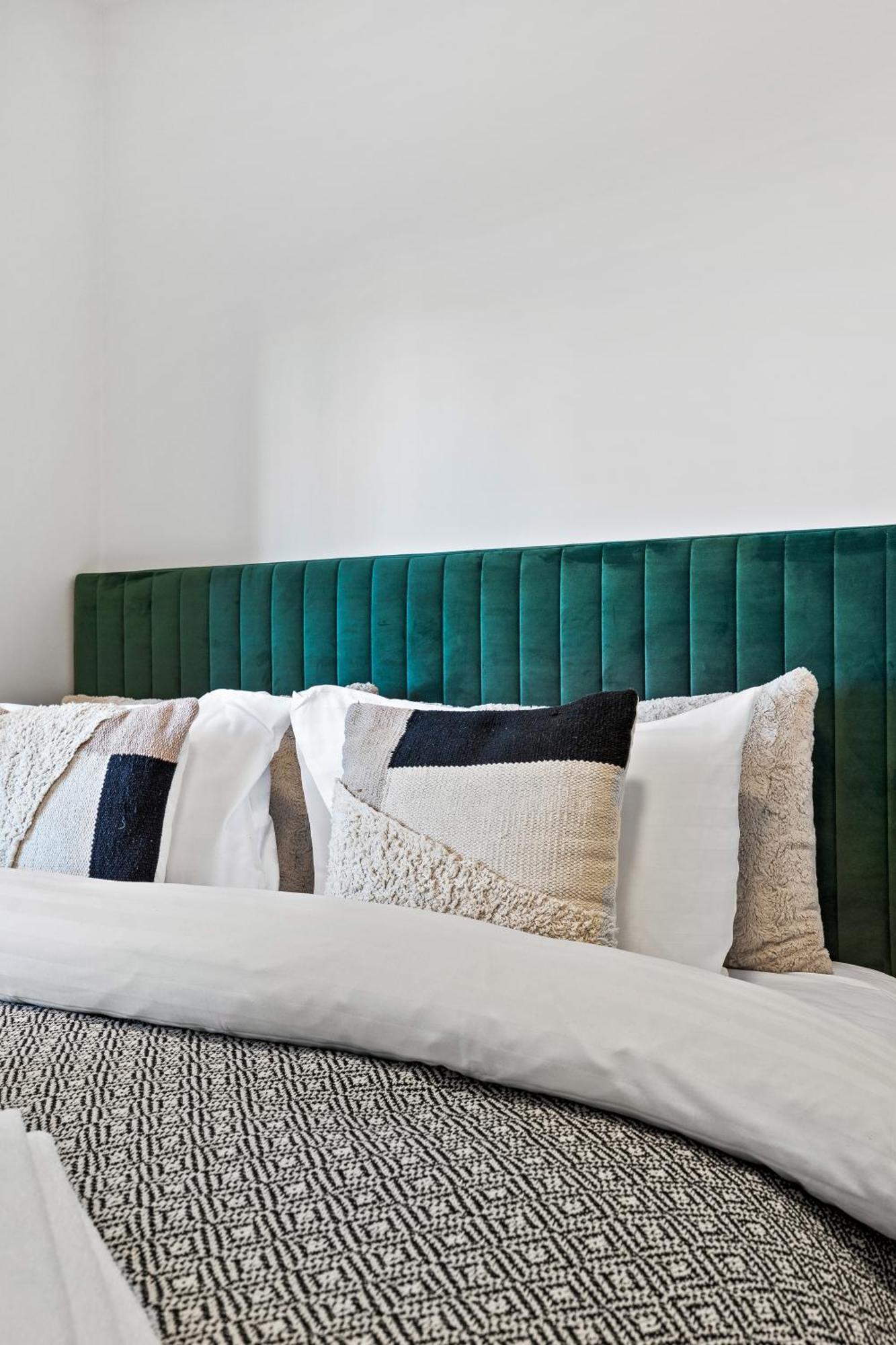 New Near Smaralind Mall With Private Parking * Reykjavik
