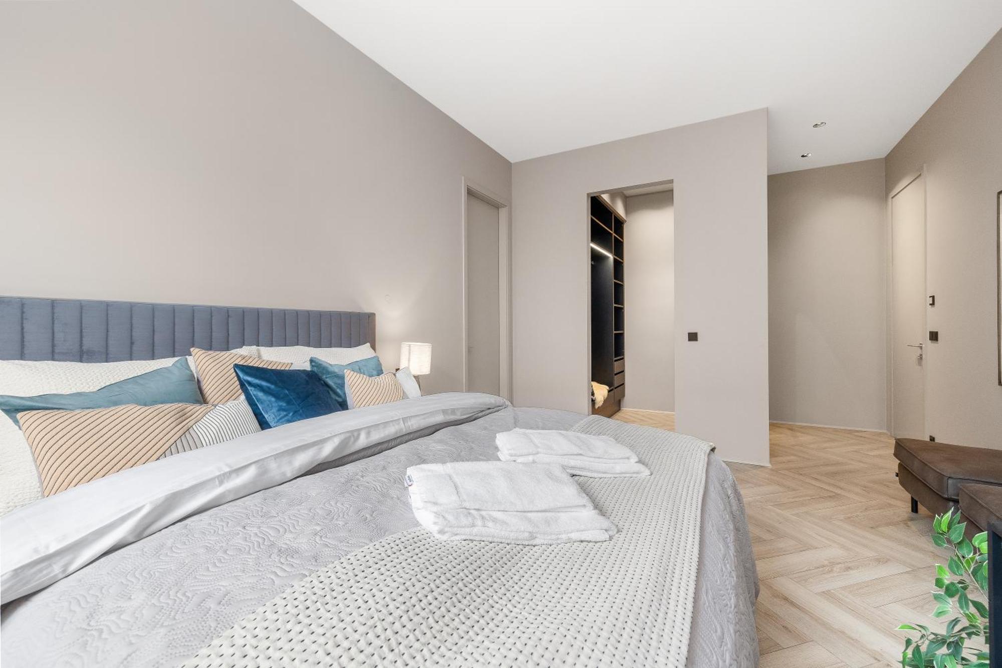 Desirable Penthouse In Apartment *