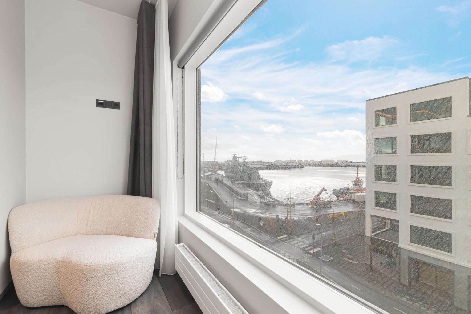 Vibrant Hafnatorg I Spacious With Expansive Garage Apartamento Reikiavik